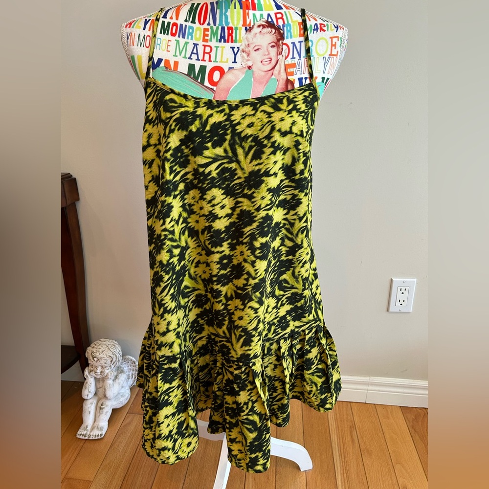 Urban Outfitters Floral Print Women's Dress in great condition. Adjustable strap